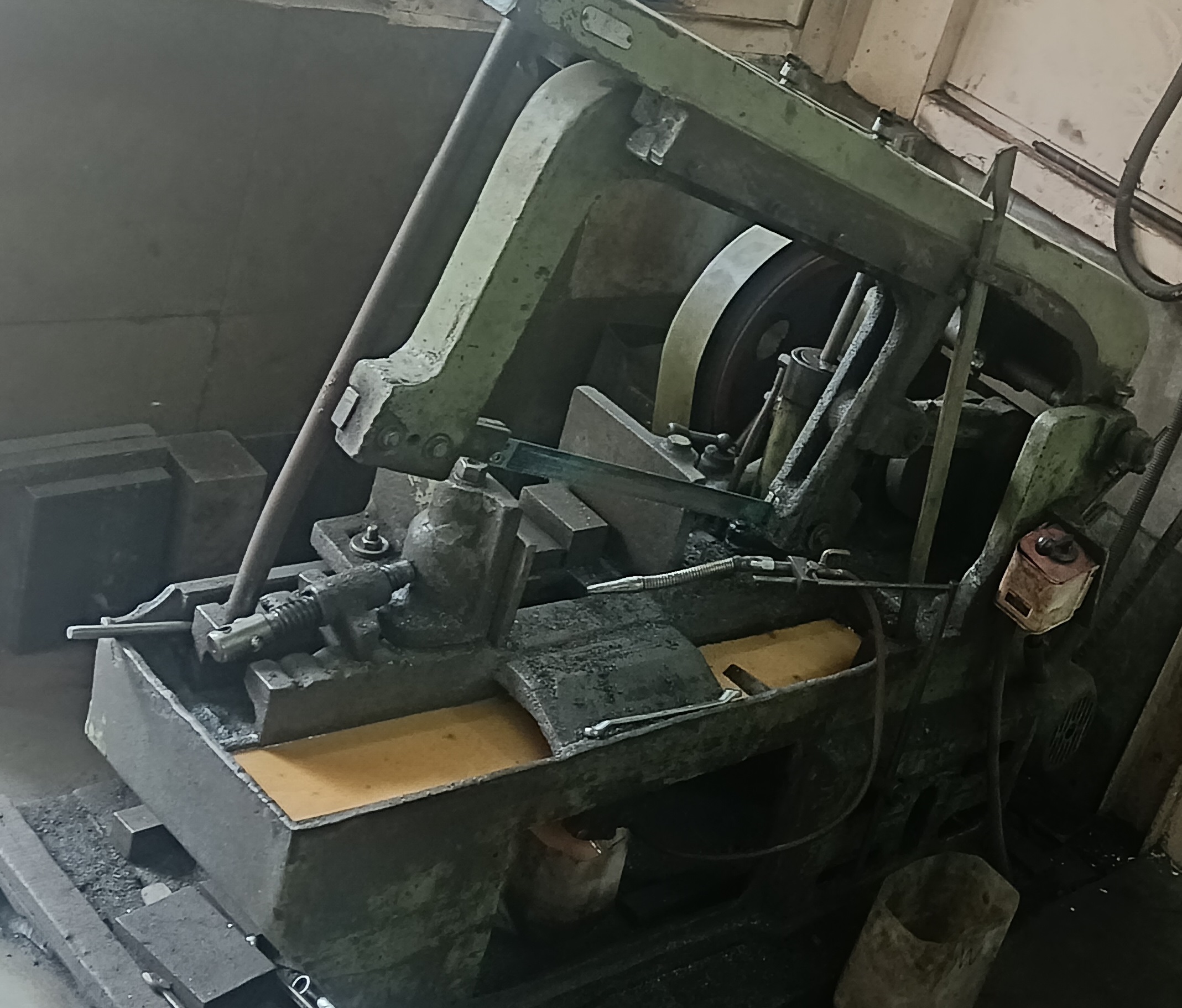 Cutting machine used for specimen preparation