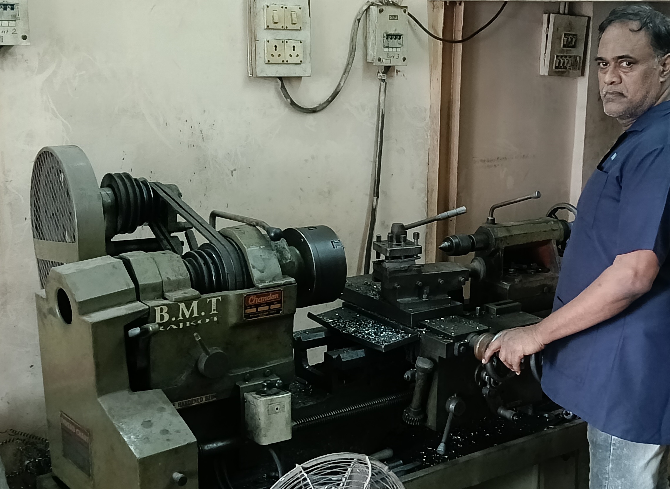 Lathe machine used for specimen preparation