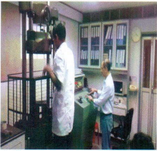 Universal testing machine in the mechanical testing lab
