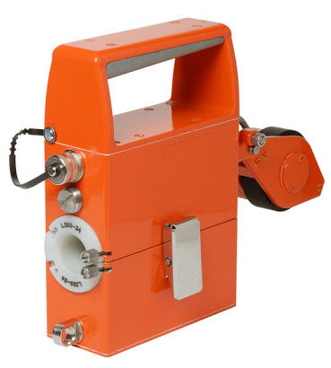 Wire rope magnetic flux leakage testing device